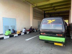 Transportasi Umum Dilarang Beroperasi, Sopir Angkot Sebut Hidupnya Makin Sulit