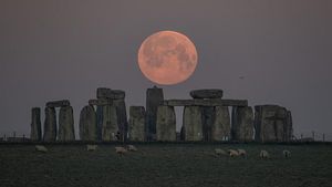 Terpukau Keindahan Supermoon di Langit Inggris-Amerika