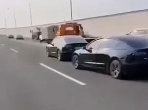Mobil Tesla Disetop Polisi di China, Enggak Boleh Lewat Tol?
