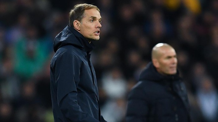 MADRID, SPAIN - NOVEMBER 26: Thomas Tuchel, Manager of Paris Saint-Germain gives his team instructions during the UEFA Champions League group A match between Real Madrid and Paris Saint-Germain at Bernabeu on November 26, 2019 in Madrid, Spain. (Photo by David Ramos/Getty Images)