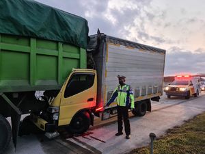 Truk Boks Seruduk Tronton di Tol Ngawi, Satu Orang Tewas