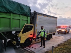 Truk Boks Seruduk Tronton di Tol Ngawi, Satu Orang Tewas