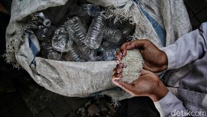 Unik! Di Sini Sampah Plastik Bisa Dipakai untuk Bayar Zakat Lho