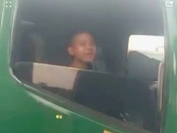 Viral Bocah 12 Tahun Nyetir Truk Kontainer