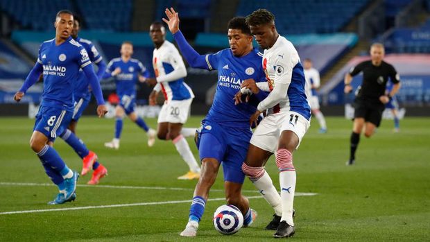 LEICESTER, ENGLAND - APRIL 26: Wesley Fofana of Leicester City battles for possession with Wilfried Zaha of Crystal Palace during the Premier League match between Leicester City and Crystal Palace at The King Power Stadium on April 26, 2021 in Leicester, England. Sporting stadiums around the UK remain under strict restrictions due to the Coronavirus Pandemic as Government social distancing laws prohibit fans inside venues resulting in games being played behind closed doors.  (Photo by Andrew Boyers - Pool/Getty Images)