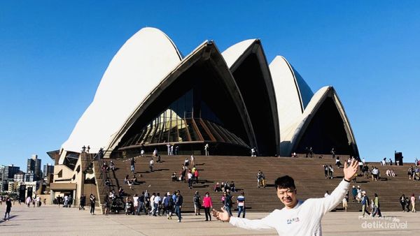 Foto: Narsis Dulu di Depan Destinasi Wisata Terkenal Australia