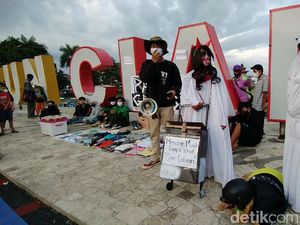 Aksi Pocong-Kuntilanak di Ciamis Soroti Larangan Mudik