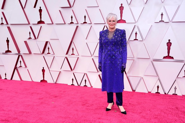 Aktris senior Glenn Close saat di karpet merah Piala Oscars 2021.