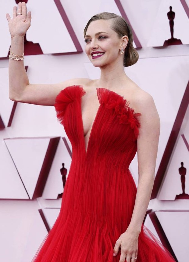Amanda Seyfried saat di red carpet Piala Oscars 2021.
