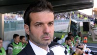 Andrea Stramaccioni ditunjuk melatih Inter Milan pada 2012, saat usianya masih 36 tahun. Bisa tebak siapa pemain Nerazzurri yang lebih tua darinya? Foto: Getty Images/Dino Panato