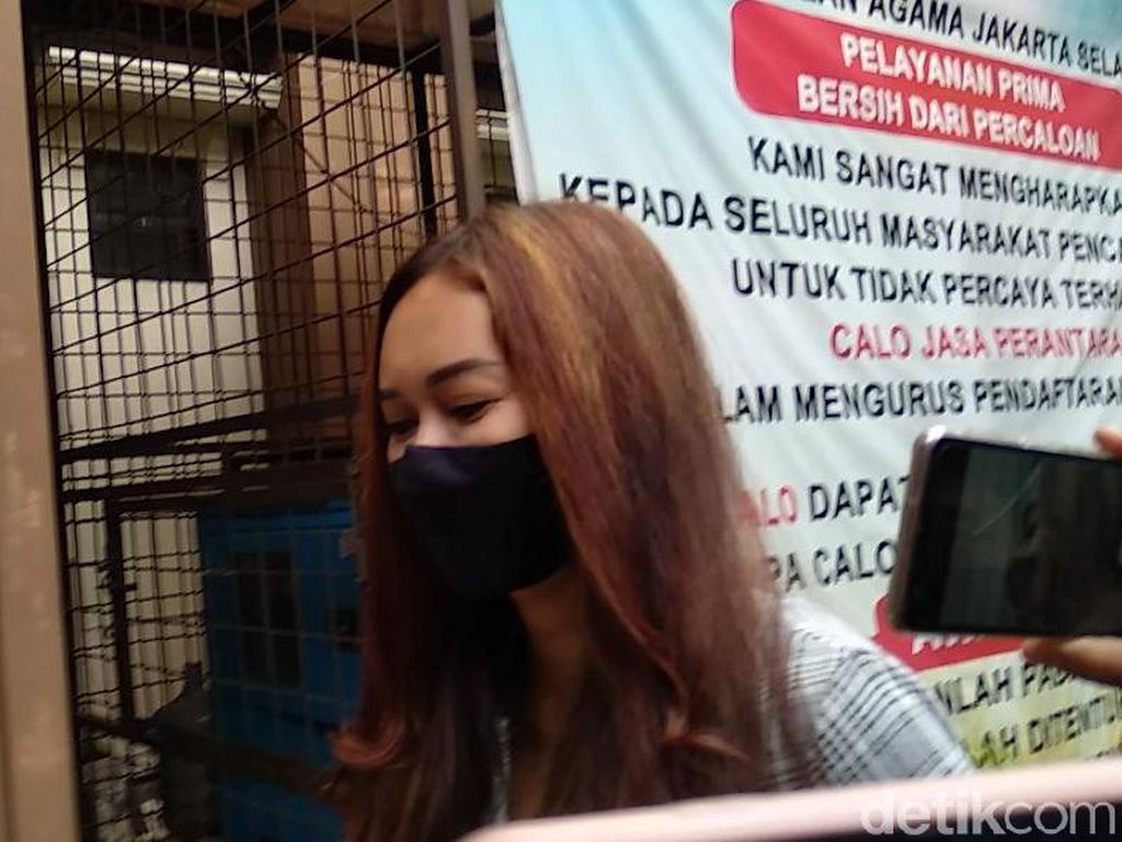 Aura Kasih Jalani Sidang Cerai Perdana Aura Kasih Jalani Sidang Cerai Perdana