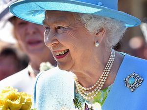 7 Koleksi Bros Mewah Ratu Elizabeth II yang Menyimpan Sejarah 7 Koleksi Bros Mewah Ratu Elizabeth II yang Menyimpan Sejarah