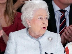 Momen Ratu Elizabeth Potong Kue Pakai Pedang