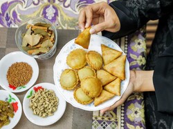 Buka Puasa Sebaiknya Sebelum atau Sesudah Sholat Maghrib?