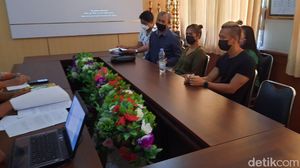 Tampang Bule Prank Pakai Masker di Bali Diperiksa Satpol PP