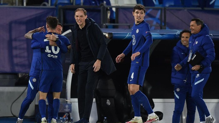 MADRID, SPAIN - APRIL 27:  Christian Pulisic of Chelsea FC celebrates with team manager Thomas Tuchel and a member of the coaching team after scoring their teams first goal during the UEFA Champions League Semi Final First Leg match between Real Madrid and Chelsea FC at Estadio Alfredo Di Stefano on April 27, 2021 in Madrid, Spain. Sporting stadiums around Spain remain under strict restrictions due to the Coronavirus Pandemic as Government social distancing laws prohibit fans inside venues resulting in games being played behind closed doors. (Photo by Denis Doyle/Getty Images)