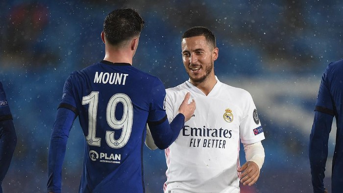 MADRID, SPAIN - APRIL 27:  Eden Hazard of Real Madrid shakes hands with Mason Mount of Chelsea FC at the end of the UEFA Champions League Semi Final First Leg match between Real Madrid and Chelsea FC at Estadio Alfredo Di Stefano on April 27, 2021 in Madrid, Spain. (Photo by Denis Doyle/Getty Images)