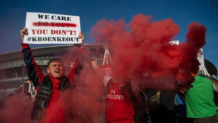 LONDON, ENGLAND - APRIL 23: Arsenal fans protest against the European Super League and Owner Stan Kroenke outside the stadium prior to the Premier League match between Arsenal and Everton at Emirates Stadium on April 23, 2021 in London, England. Sporting stadiums around the UK remain under strict restrictions due to the Coronavirus Pandemic as Government social distancing laws prohibit fans inside venues resulting in games being played behind closed doors.  (Photo by Justin Setterfield/Getty Images)