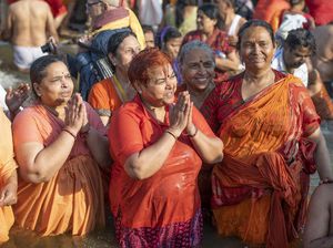Foto: Kumbh Mela, Mandi Massal yang Bikin Tsunami COVID di India