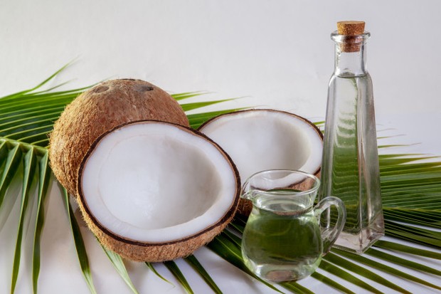 Foto: Minyak Kelapa/freepik.com 5 Bahan Alami Cerahkan Mata Kaki