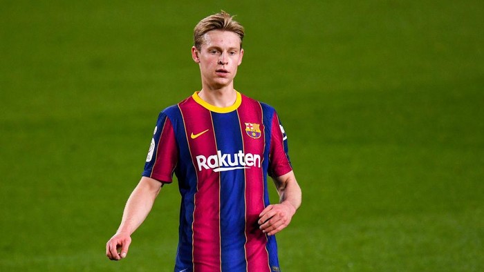 BARCELONA, SPAIN - MARCH 03: Frenkie de Jong of FC Barcelona looks on during the Copa del Rey Semi Final Second Leg match between FC Barcelona and Sevilla at Camp Nou on March 03, 2021 in Barcelona, Spain. Sporting stadiums around Spain remain under strict restrictions due to the Coronavirus Pandemic as Government social distancing laws prohibit fans inside venues resulting in games being played behind closed doors. (Photo by David Ramos/Getty Images)