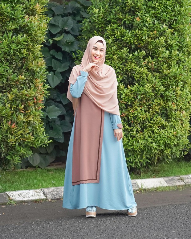 Gamis berwarna pastel/instagram.com/anisarahma_12 Gamis berwarna pastel/instagram.com/anisarahma_12