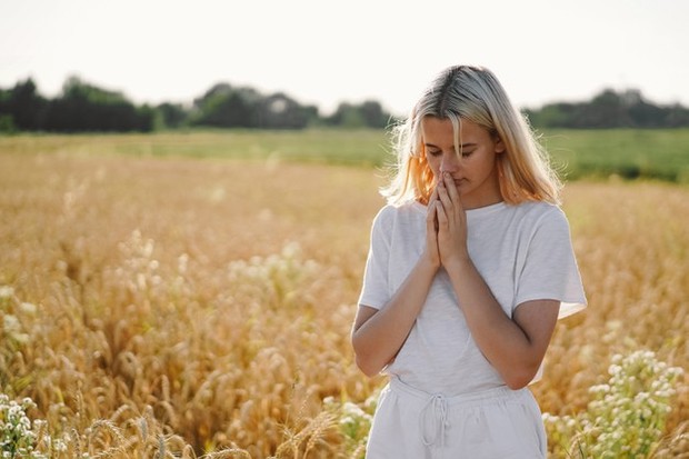Apapun keyakinan kamu, hubungkan jiwa kamu dengan orang lain yang mempercayai kebenaran yang sama tentang perjalanan spiritual mereka, enggak ada salahnya.