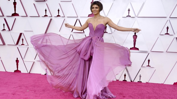 Halle Berry di karpet merah Piala Oscars 2021.