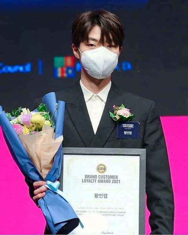 Hwang In Yeop memenangkan kategori Male Rookie Actor Hwang In Yeop memenangkan kategori Male Rookie Actor (foto: instagram.com/karisa.asia)