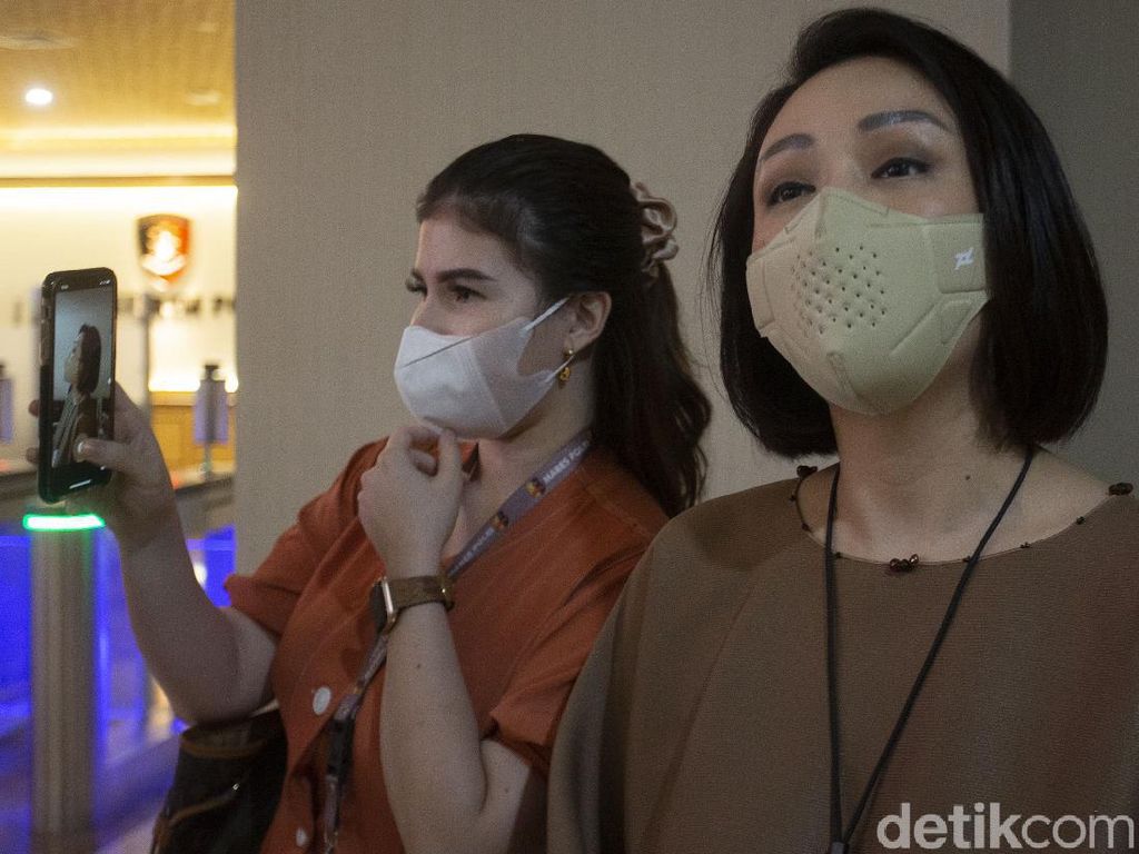 Istri Dirut Taspen Kembali Sambangi Bareskrim Istri Dirut Taspen Kembali Sambangi Bareskrim