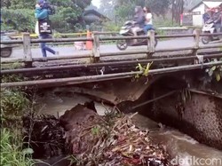 Jembatan Penghubung 2 Kecamatan di Sukabumi Rusak, Akses Jalan Teranggu