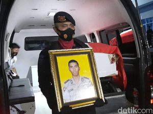 Haru dan Khidmat Penyambutan Jenazah Polisi yang Gugur Ditembak KKB