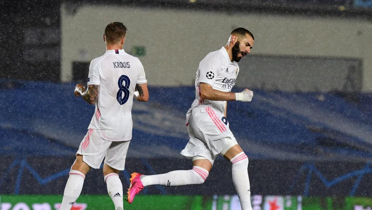 Benzema (kanan) berhasil mencetak gol ke gawang Chelsea. Foto: Getty Images/David Ramos