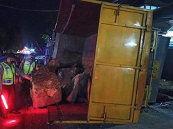 Lupa Tak Di-hand Rem, Truk Fuso Jalan Sendiri Hantam Bazar Ramadhan