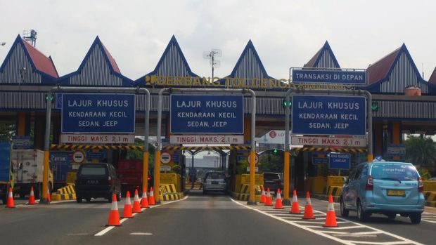 Sejumlah kendaraan memasuki Gerbang Tol Cengkareng ruas Tol Sedyatmo Bandara Soekarno-Hatta di Tangerang, Banten, Rabu (28/4/2021). Pemerintah lewat Kementerian Pekerjaan Umum dan Perumahan Rakyat (PUPR) resmi menaikkan tarif Tol Sedyatmo atau tol akses Bandara Soekarno Hatta mulai Kamis, 29 April 2021, yakni sebesar Rp500 untuk semua jenis golongan kendaraan. ANTARA FOTO/Muhammad Iqbal/aww.