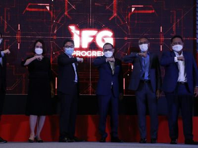 Kerja Keras Penataan Industri Jasa Keuangan