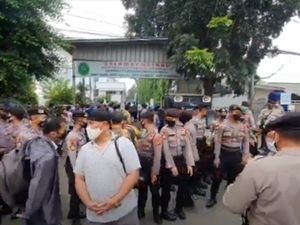 2.300 Personel Gabungan Diterjunkan Kawal Sidang Vonis Habib Rizieq 2.300 Personel Gabungan Diterjunkan Kawal Sidang Vonis Habib Rizieq