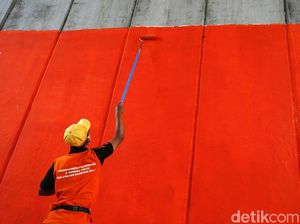 Bersih-bersih di Kolong Jembatan Tanah Abang