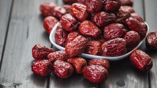 Bukan hanya air kelapa yang bisa membantu mengganti elektrolit yang hilang. Buah kurma juga bisa lho, Beautynesian.