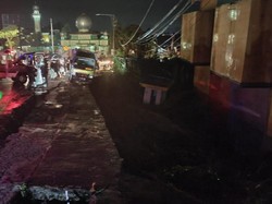 Jalur Puncak Cianjur Longsor, Bangunan Bioskop Rusak-Truk Terjebak