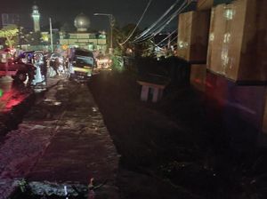 Diguyur Hujan Berjam-jam, Bahu Jalan di Jalur Puncak Cianjur Amblas Diguyur Hujan Berjam-jam, Bahu Jalan di Jalur Puncak Cianjur Amblas