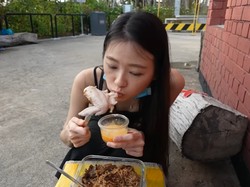 Masak Ayam Langsung di Pemandian Air Panas, Wanita Ini Dikritik Netizen