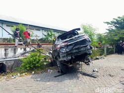 Satu Orang Tewas Saat Mobilnya Tertabrak Kereta Api di Surabaya