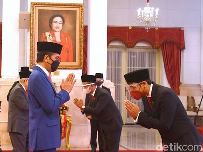 Momen Jokowi Lantik Nadiem Makarim dan Bahlil Lahadalia