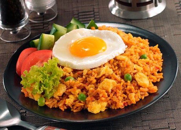 Nasi Goreng/pinterest.com/esquiremag Nasi yang masih tersisa setelah memasak untuk berbuka dapat dinikmati lagi dengan lebih hangat melalui masakan nasi goreng.
