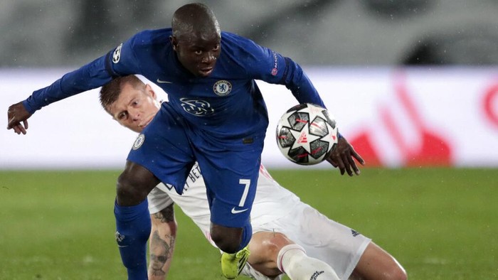 Chelseas NGolo Kante gets the ball past Real Madrids Toni Kroos, in the background, during the Champions League semifinal first leg soccer match between Real Madrid and Chelsea at the Alfredo di Stefano stadium in Madrid, Spain, Tuesday, April 27, 2021. (AP Photo/Bernat Armangue)