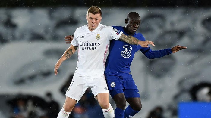 MADRID, SPAIN - APRIL 27 Toni Kroos of Real Madrid battles for possession with NGolo Kante of Chelsea during the UEFA Champions League Semi Final First Leg match between Real Madrid and Chelsea FC at Estadio Alfredo Di Stefano on April 27, 2021 in Madrid, Spain. Sporting stadiums around Spain remain under strict restrictions due to the Coronavirus Pandemic as Government social distancing laws prohibit fans inside venues resulting in games being played behind closed doors.  (Photo by Denis Doyle/Getty Images)