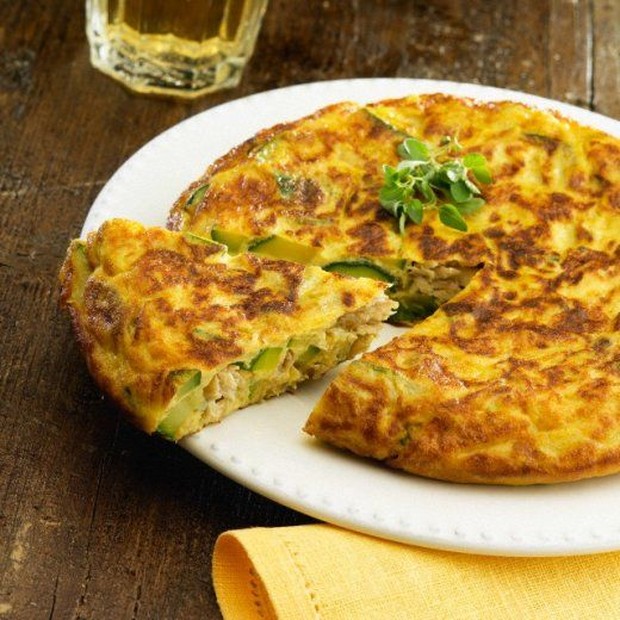 Omelet Mie/pinterest.com/cybercookbr Menu sahur dengan omelet mie hanya memerlukan 2 bahan yang perlu dimasak, dijamin enggak bakal merepotkan kamu.