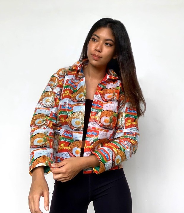 Pakai jaket bomber dari bungkus mie instan.