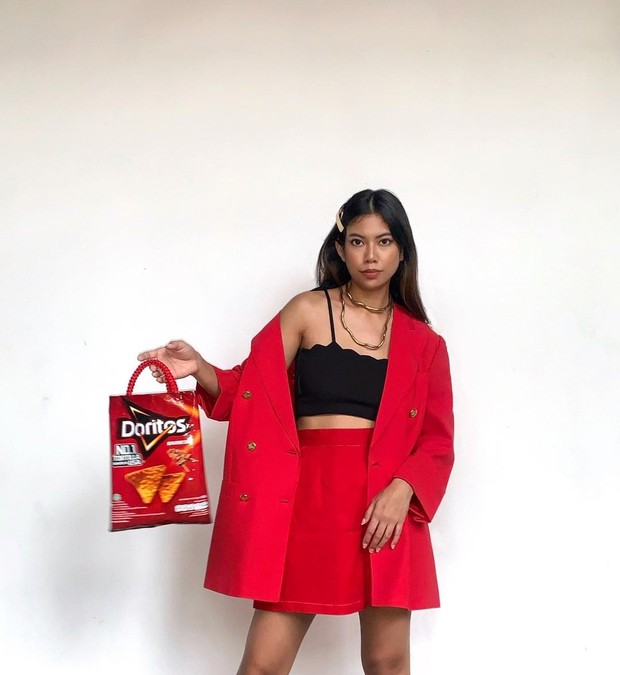 Pakai OOTD tas kemasan snack ringan.